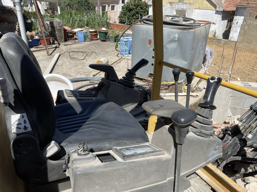 Vendo mini giratoria com tres baldes e um ripar