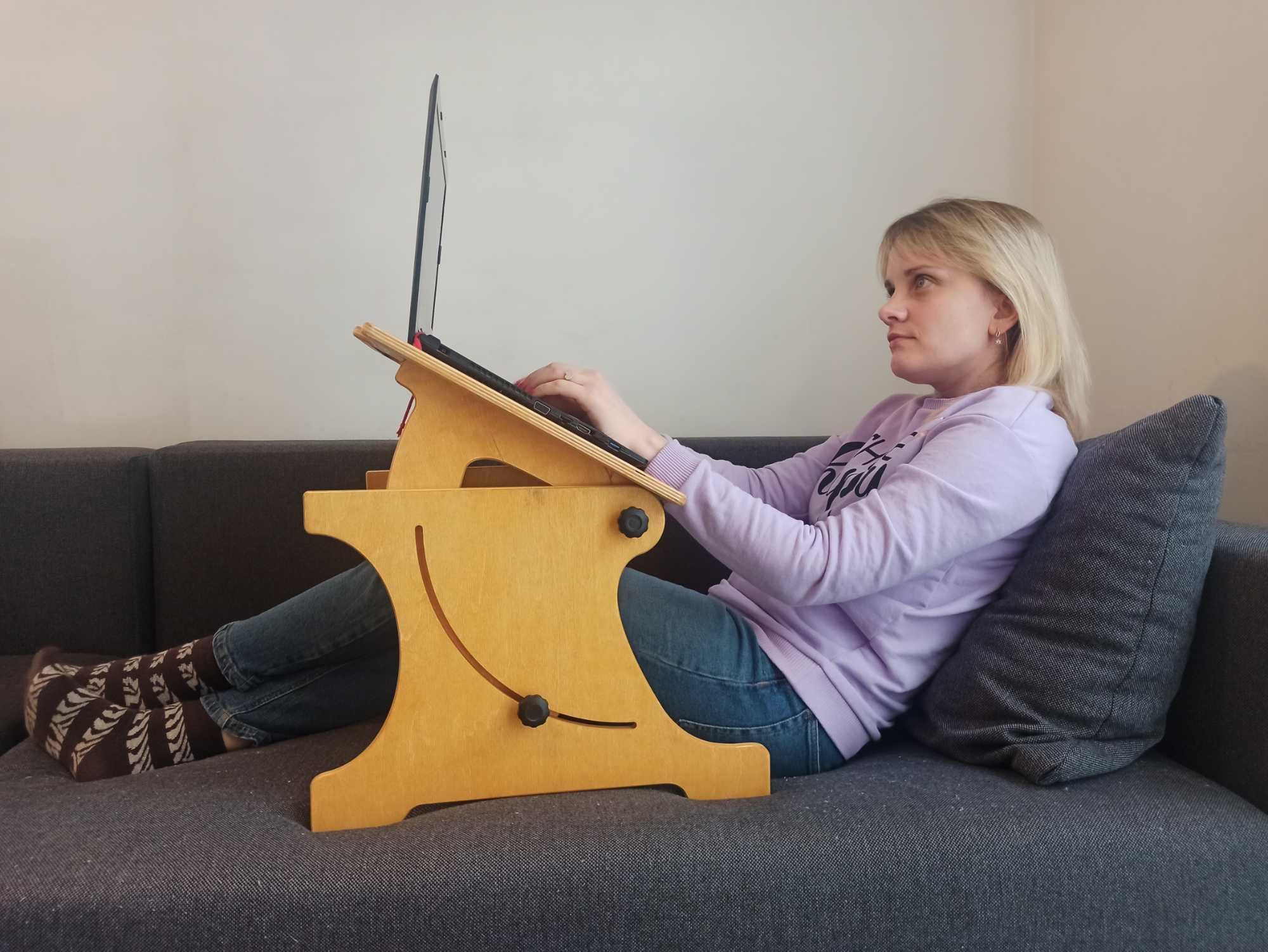 Chcesz korzystać z laptopa leżąco ? Stolik dla laptopa do łóżka
