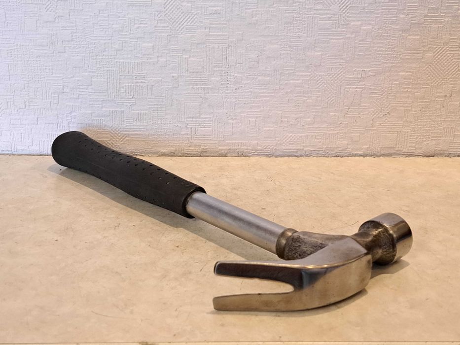 Молоток - гвоздодер времен СССР.