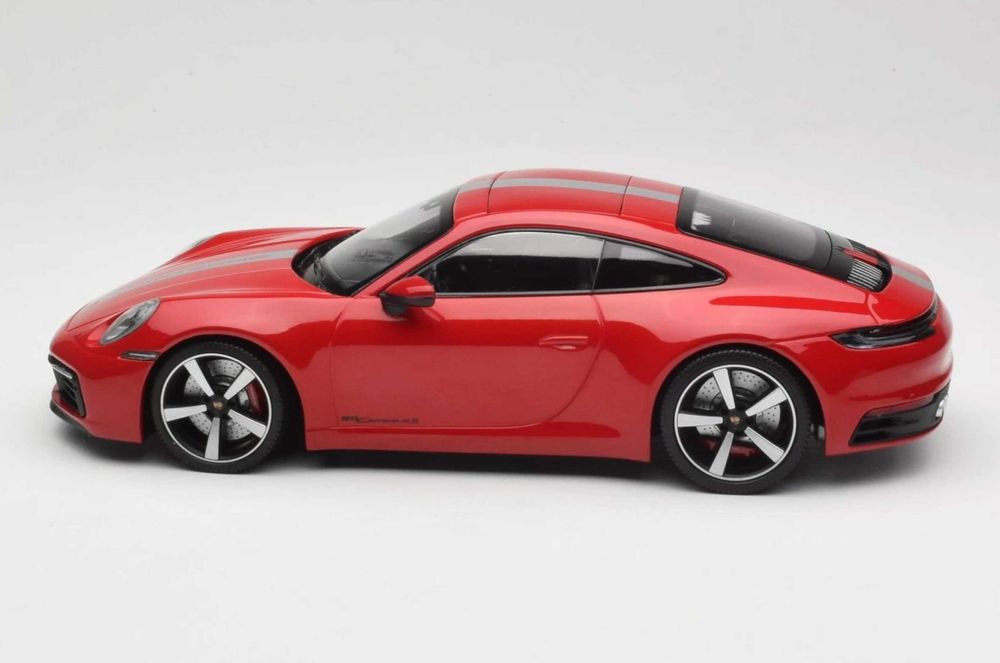 Porsche 911 (992) Carrera 4S Minichamps 1:18  (Carmine Red)