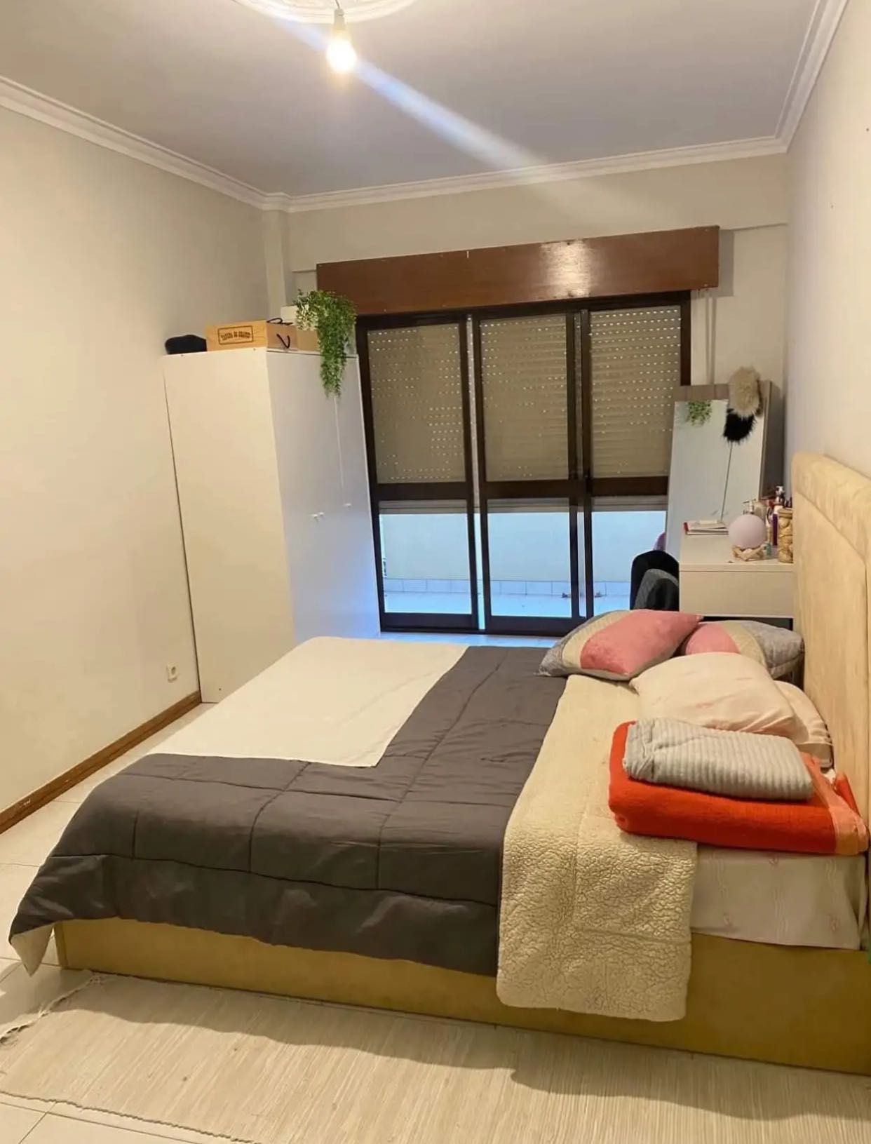 Quarto com varanda em Charneca da Caparica