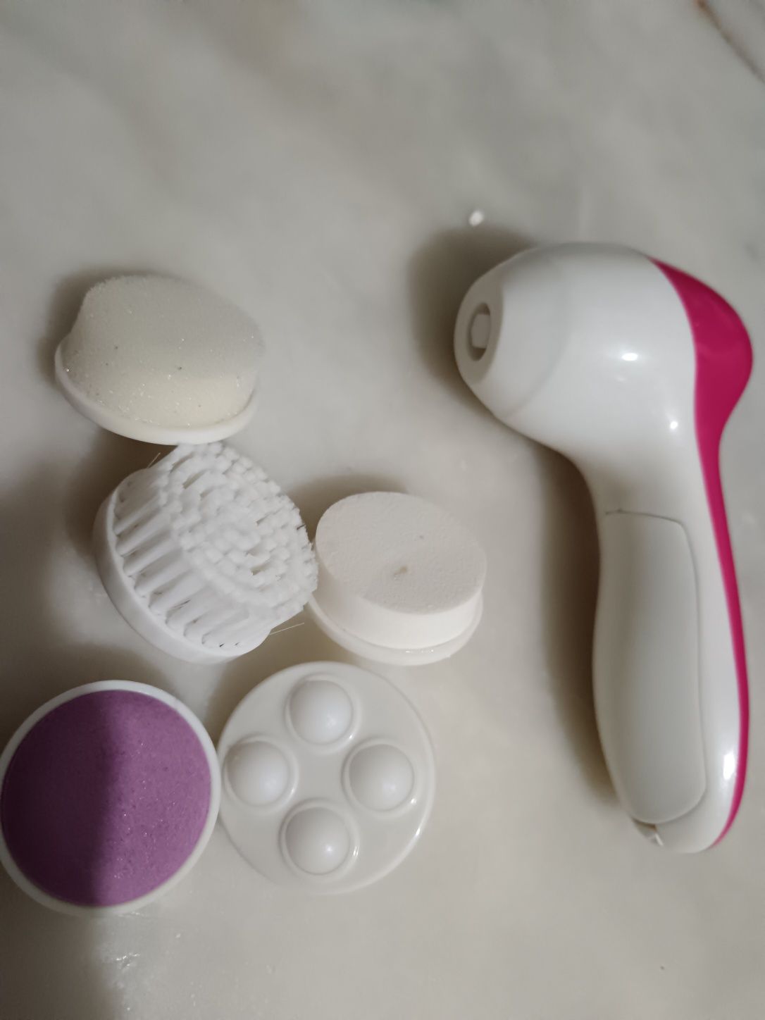 Aparelho de limpeza de pele novo