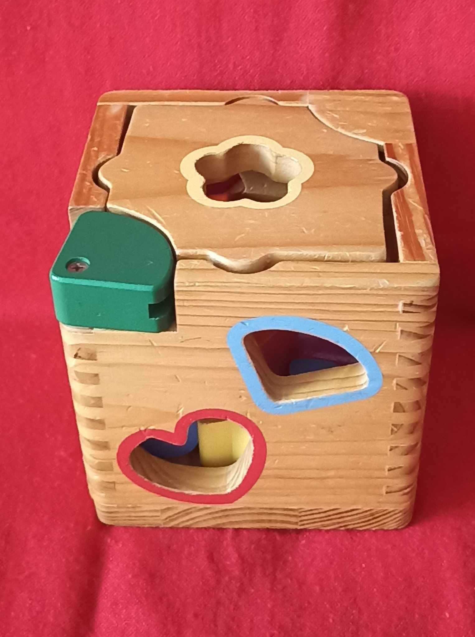 Kostka edukacyjna z drewna - zabawka dla maluszka