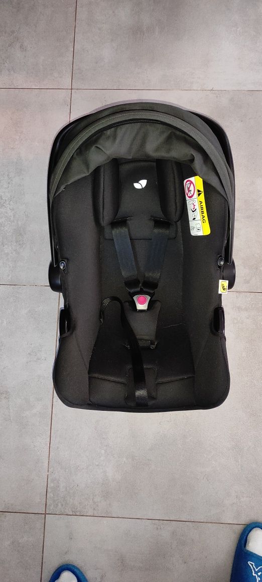 Fotelik dziecięcy/ nosidełko z adapterami do wózka bazą isofix.