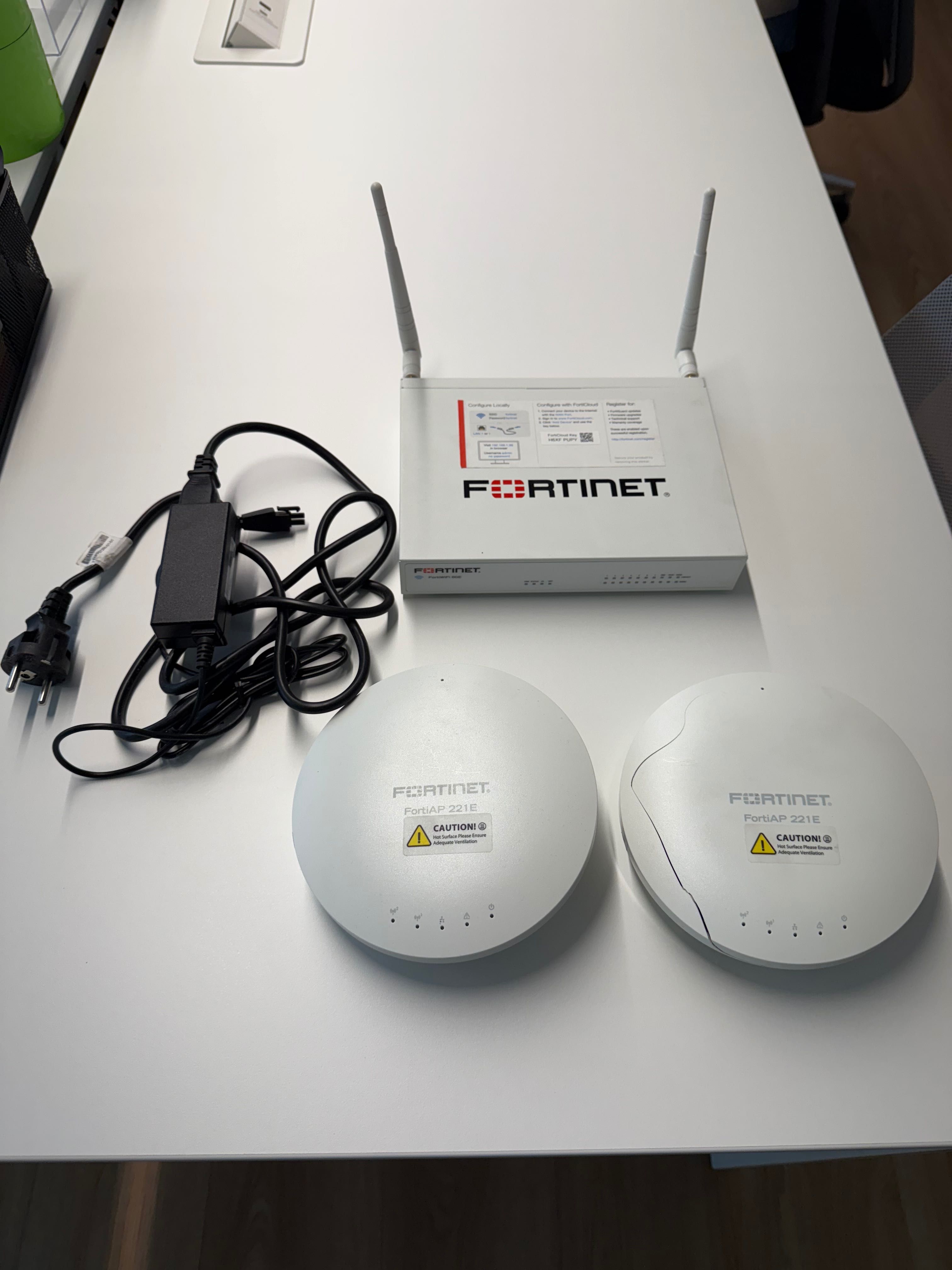Kit Fortinet FortiWiFi‑60E + 2 Access Points FortiAP 221E