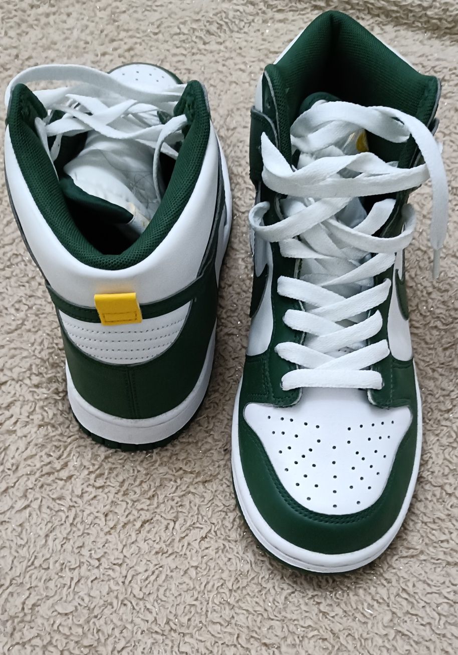 Nike Dunk High como novos