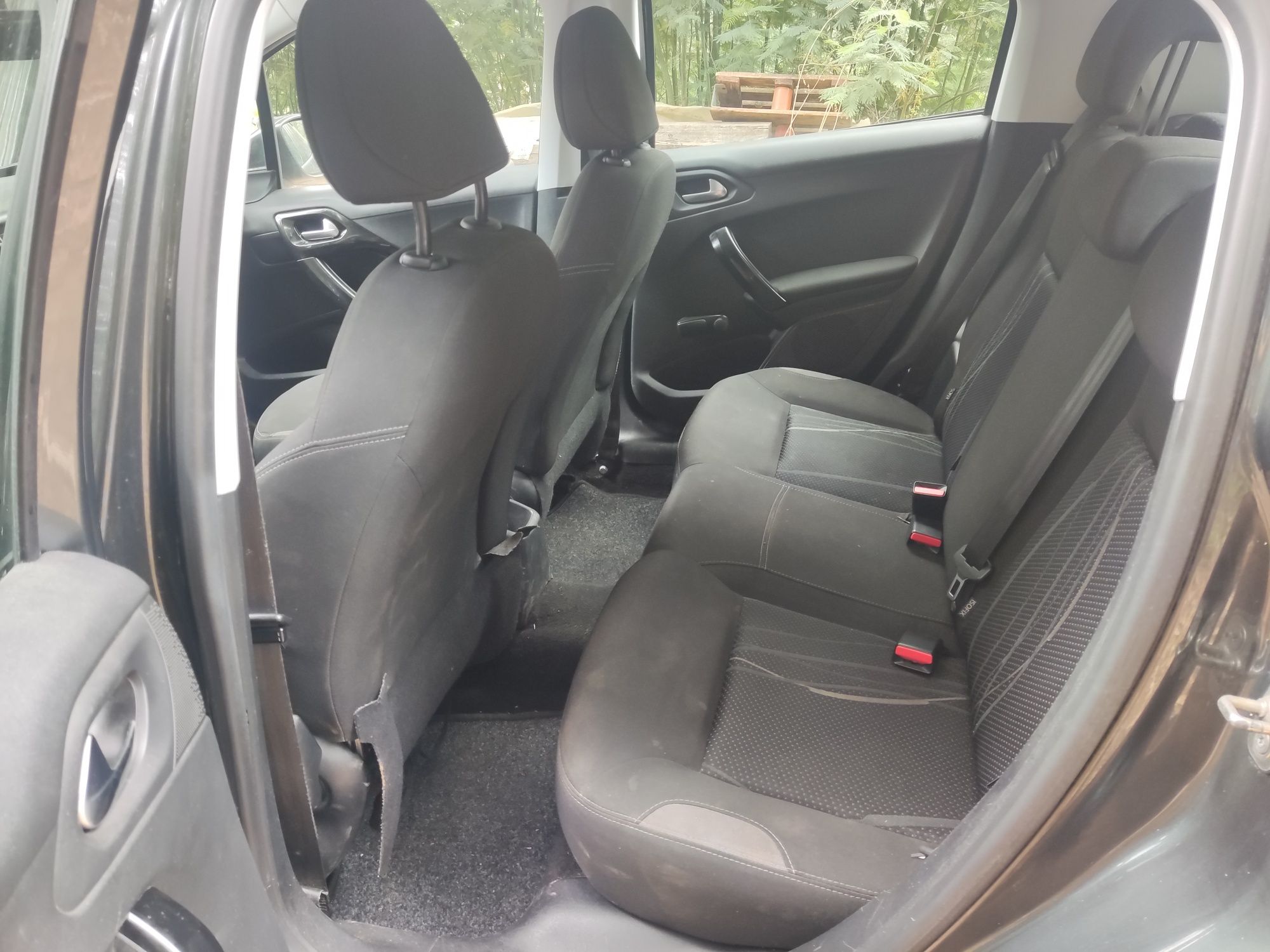 ## Peugeot 208 1.2 ##