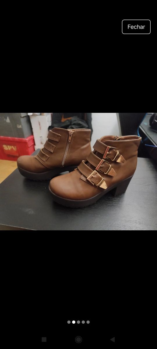 Botas castanhas  com fecho