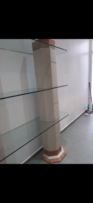 Móvel de colunas em pedra mármore e vidro