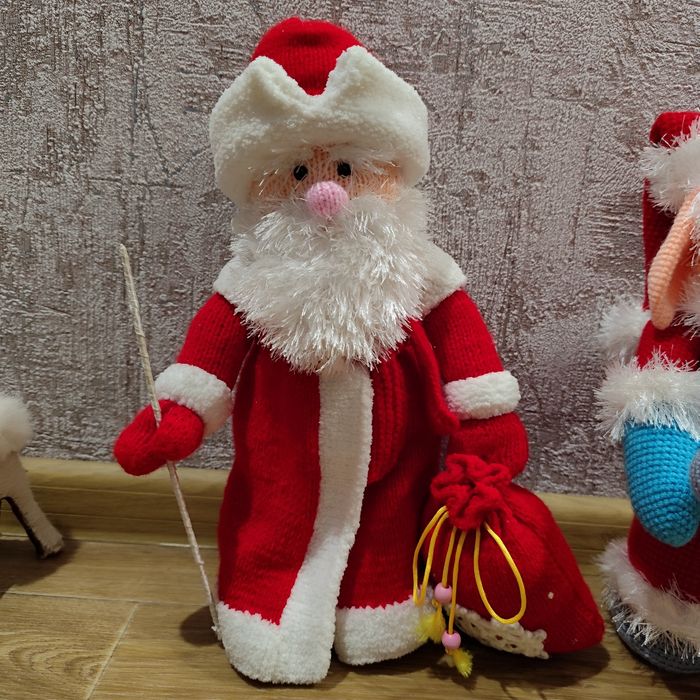 Вязаные Дедмороз и заяц из ну погоди .