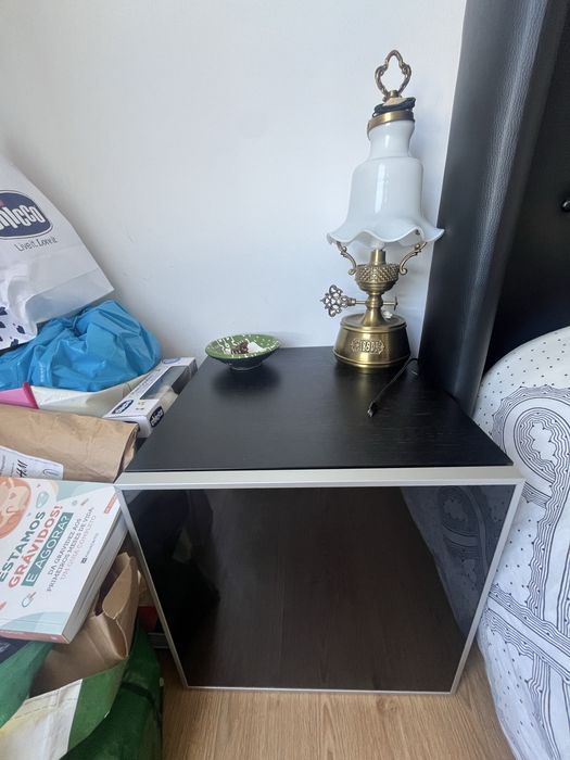 Cabeceira em Capitone + Estrado com patas + duas Mesas de cabeceira