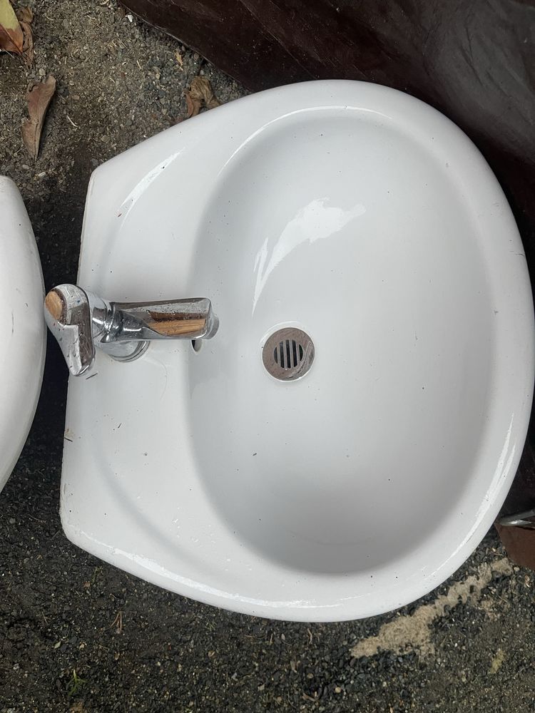 Biała umywalka z baterią na szafkowa