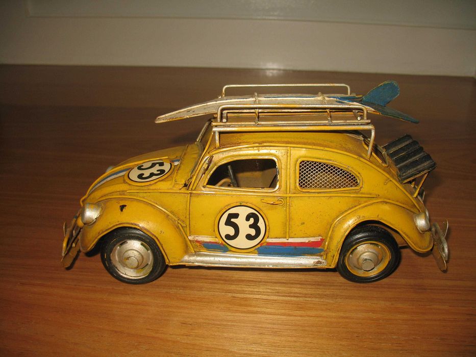 Mealheiro em forma de carro em chapa