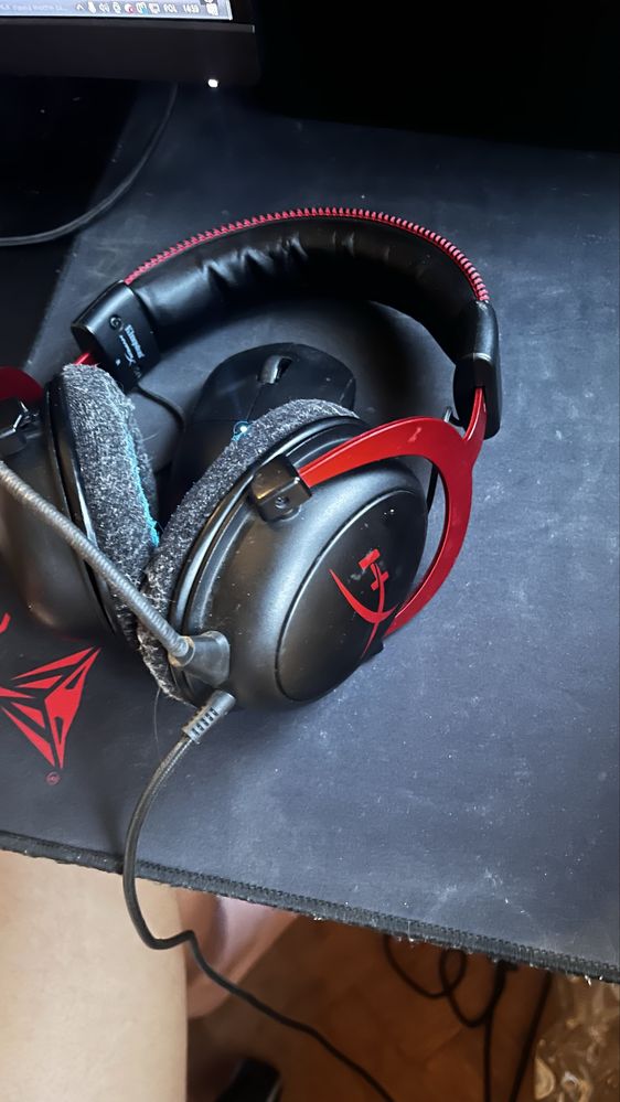 Gaming set up monitor klawiatura myszka sluchawki komputer stacjonarny