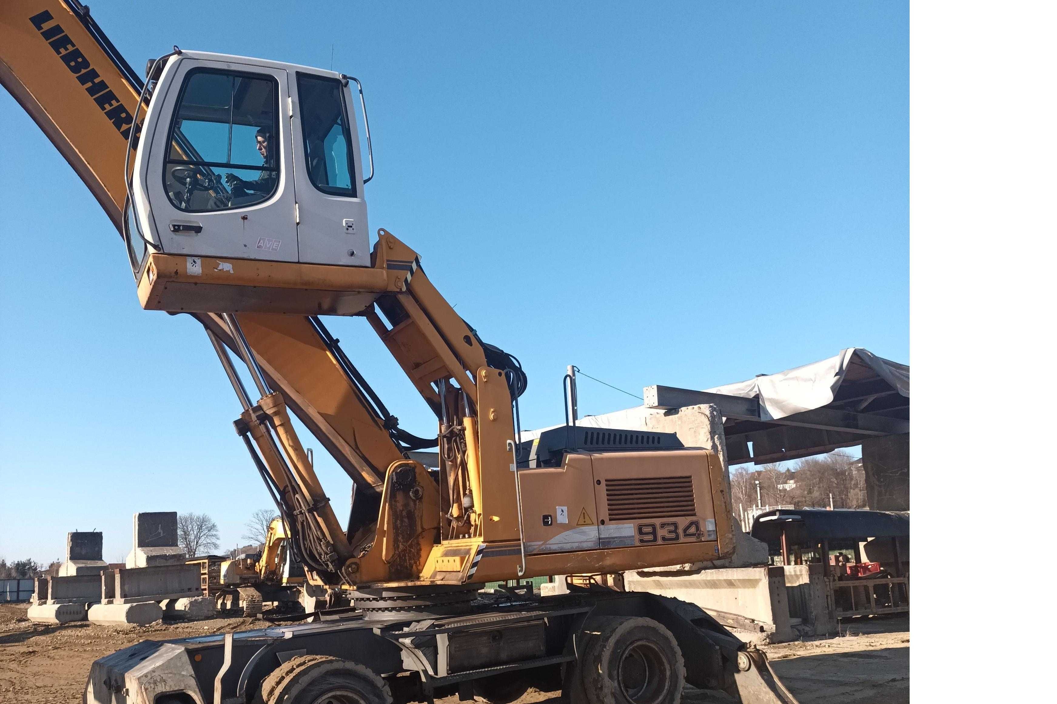 Koparka przeładunkowa Liebherr A934C. Żuraw. Chwytak. Wyburzenia