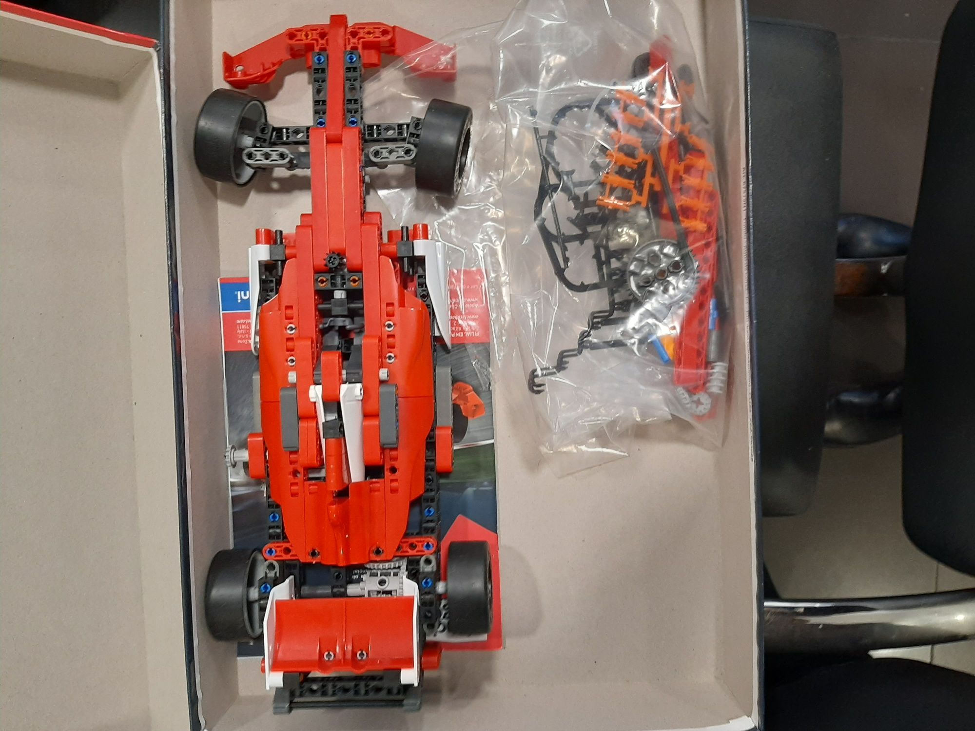 Lego carro formula 1 bom estado  dentro na caixa portes a cargo do com