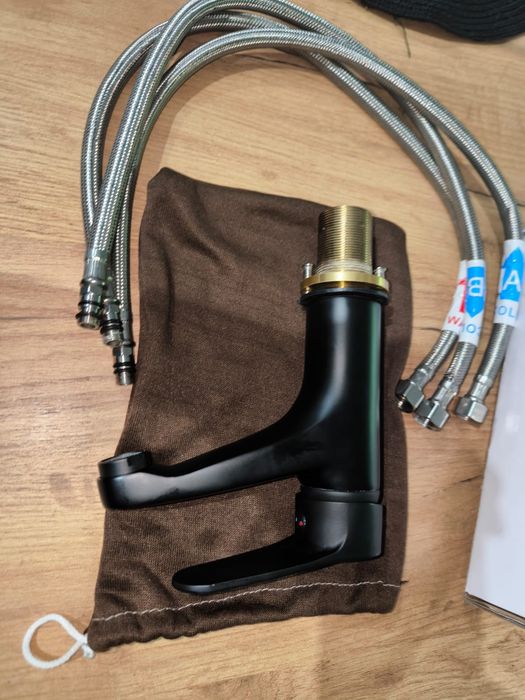 Kran umywalkowy czarny powystawowy