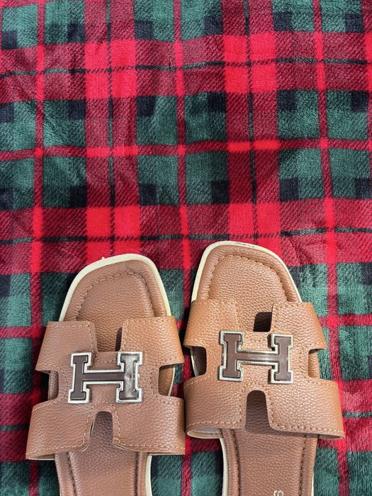 Klapki brązowe logowane