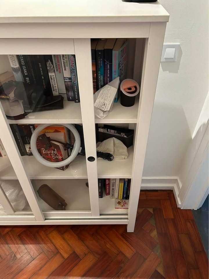 Vitrine com portas de correr em vidro