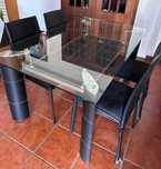 Vendo mesa de jantar em vidro com 4 cadeiras incluídas.