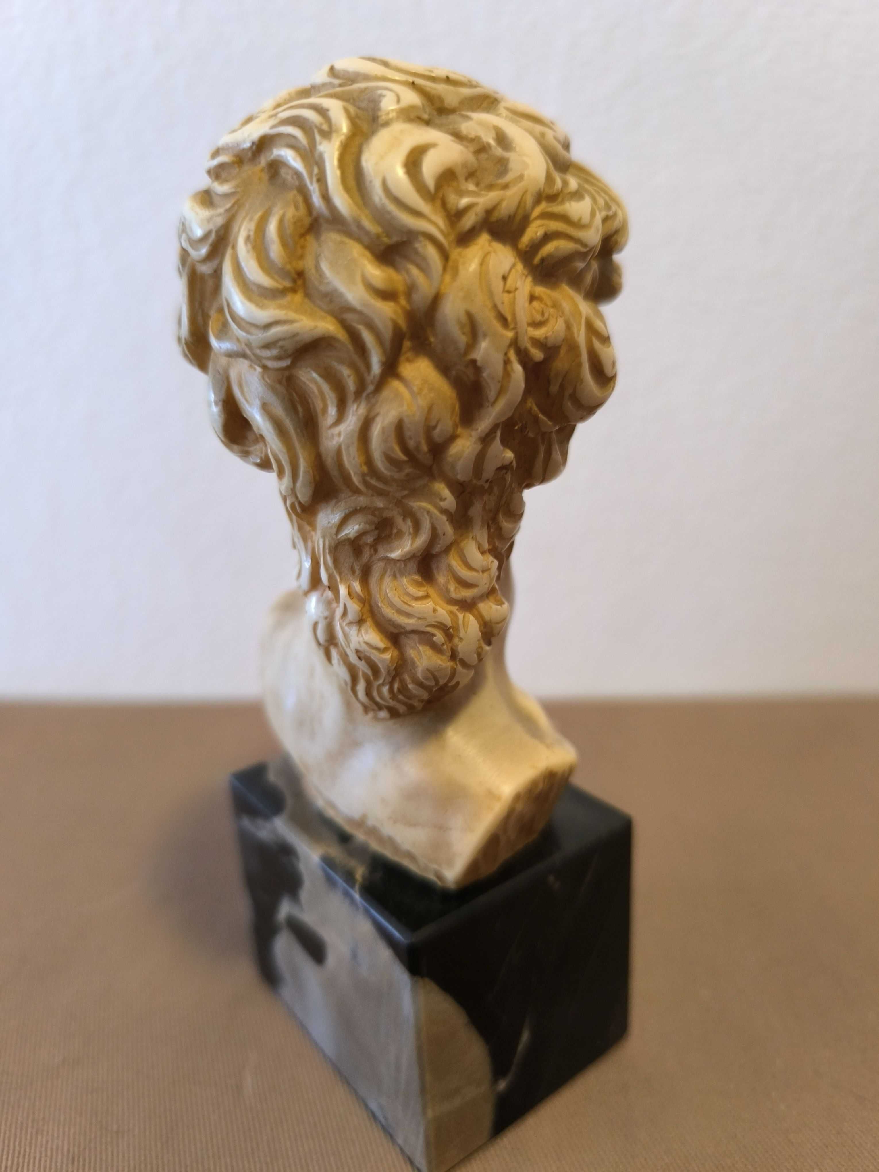 Escultura de um busto de David em resina,  com base em mármore preto