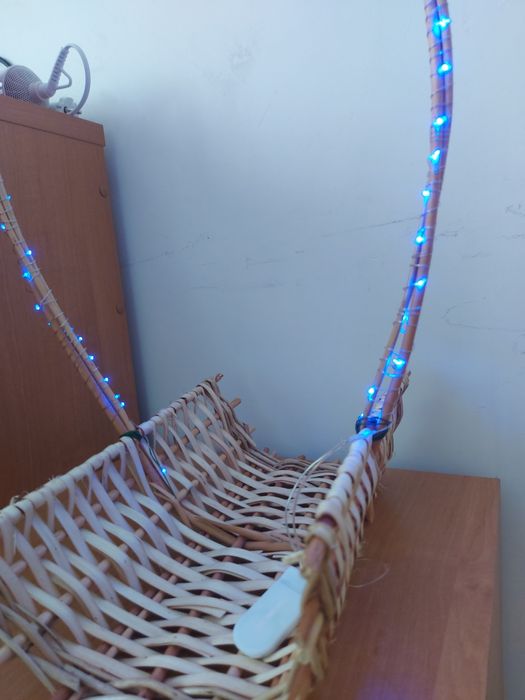 Новорічна корзинка зі шпону з синьою гірляндою