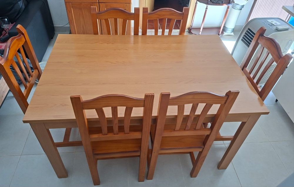 Mesa de jantar com 6 cadeiras em ótimo estado