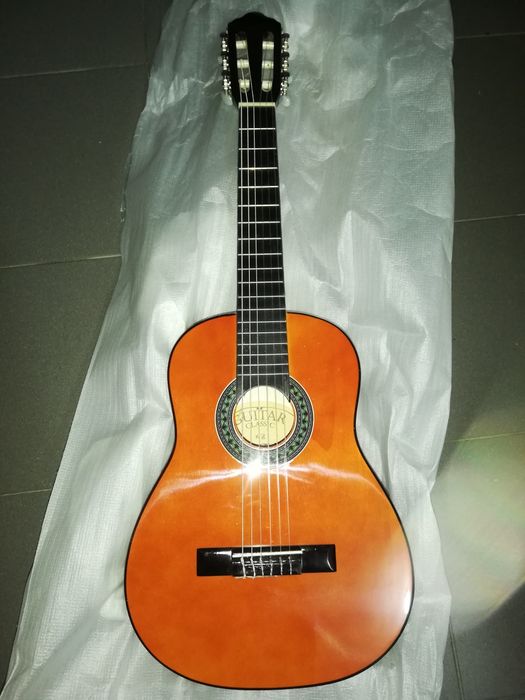 Guitarra clássica castanha 1/4 e kit para crianças