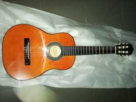 Guitarra clássica castanha 1/4 e kit para crianças