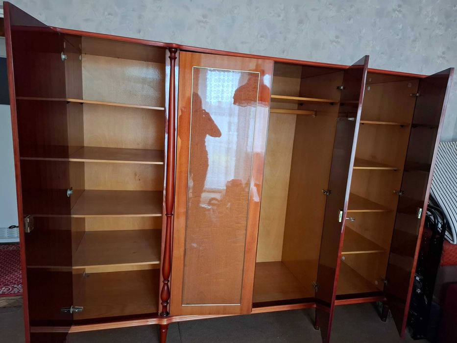 Szafa czterodrzwiowa i 2 stoliki nocne