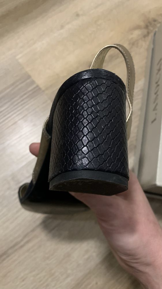 Eleganckie sandalki czarno-złote 38