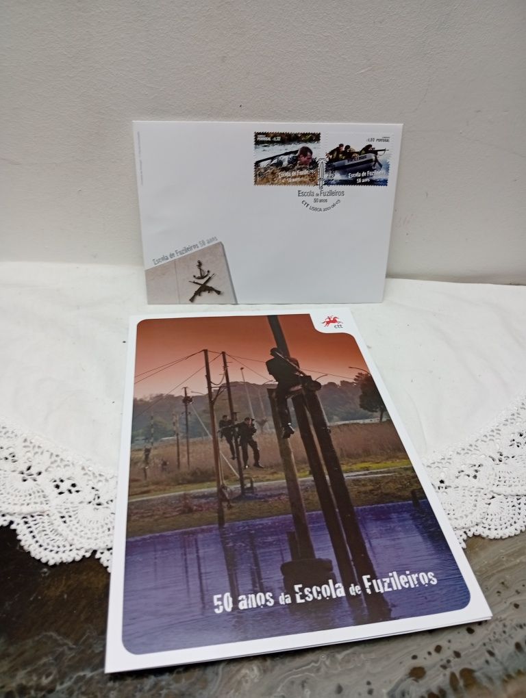 Livro, selos e pin - 50 anos Fuzileiros