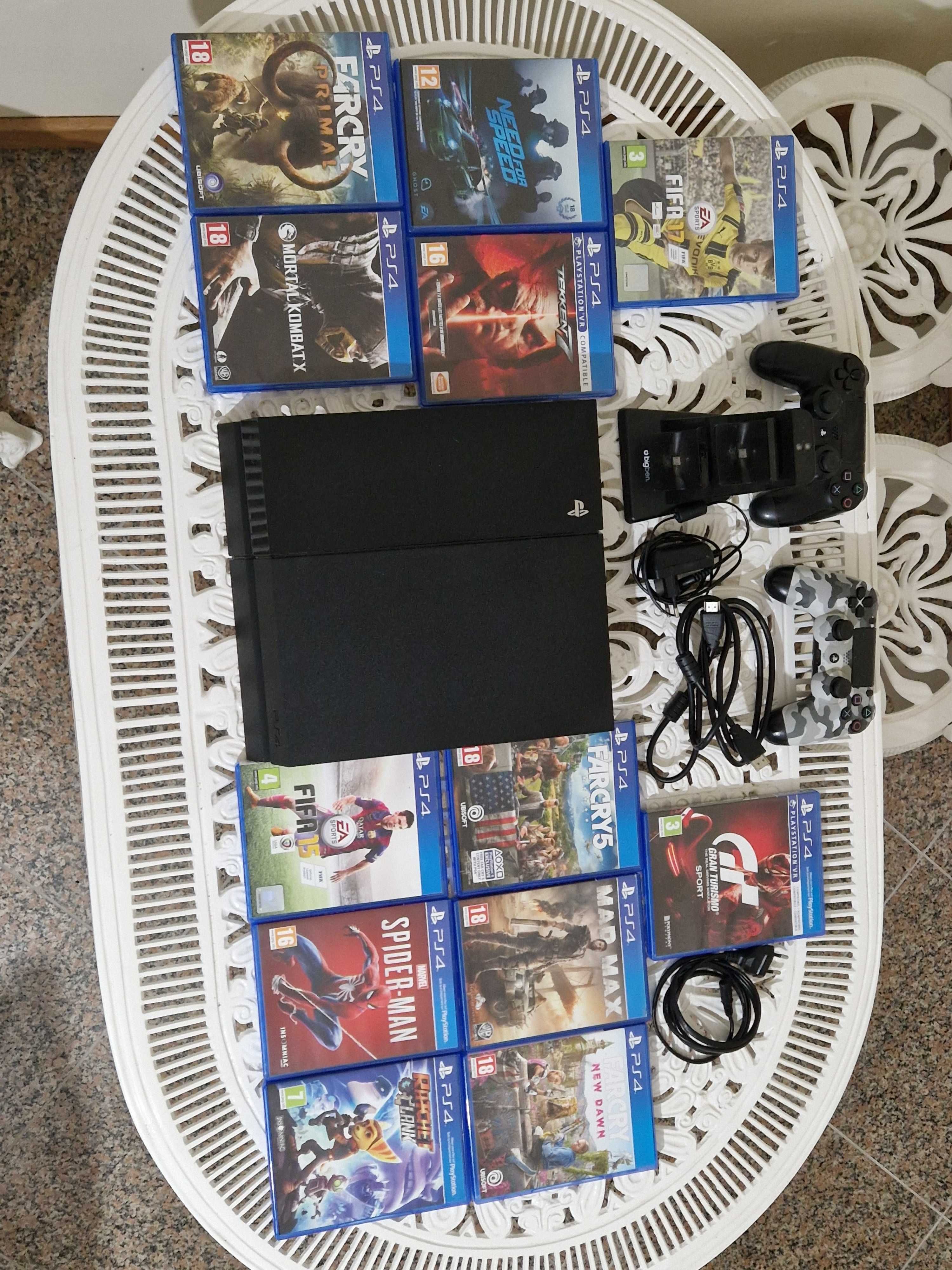 Playstation 4 com jogos, 2 comandos e carregador.