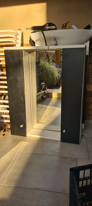 Wiszaca szafka z lustrem