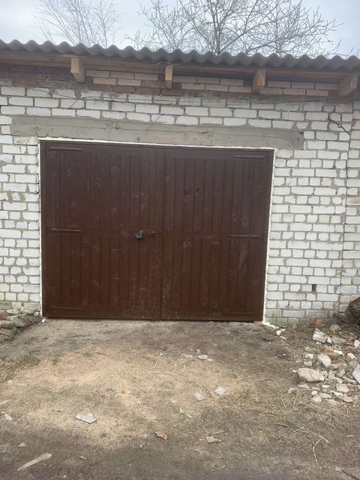 Гараж з білої цегли