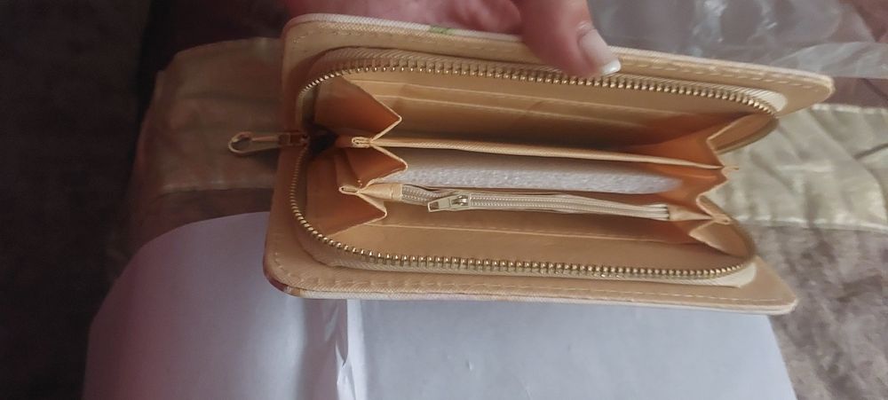 Carteira bege nova