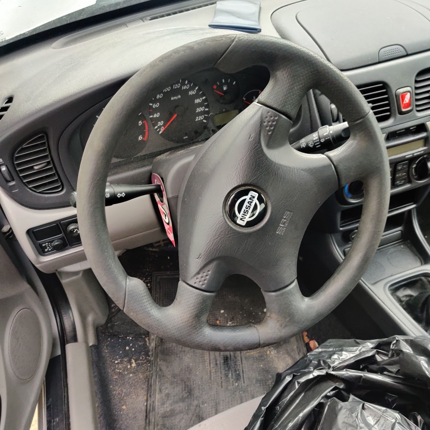 Nissan Almera para peças