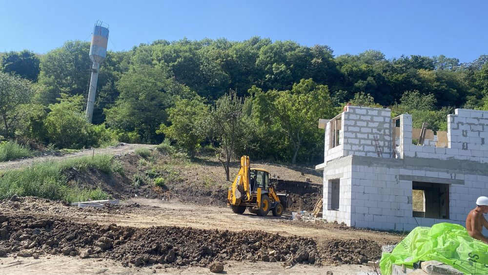 Готовий будинок на закритій територіі зі сховищем