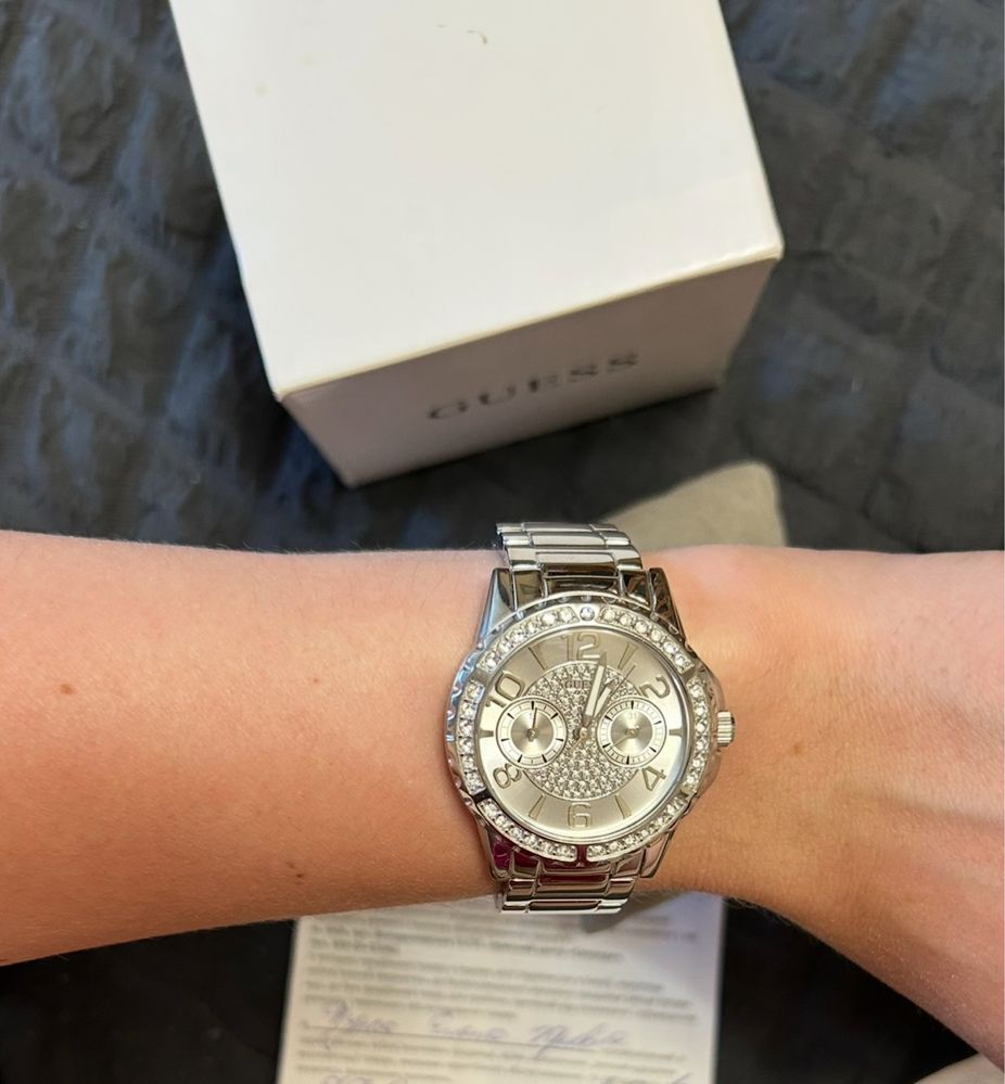 Женские наручные часы GUESS