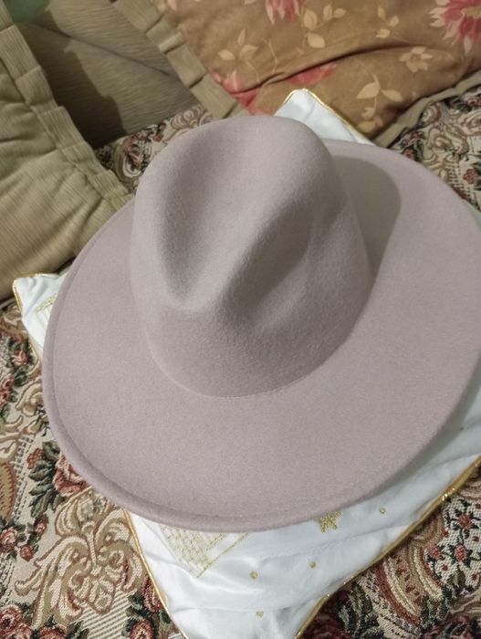 Продається фетровий жіночий капелюх