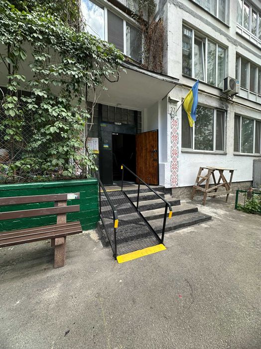 Малишка, 37 До метро 3 хвилини пішки Готівка або безготівковий розрах.