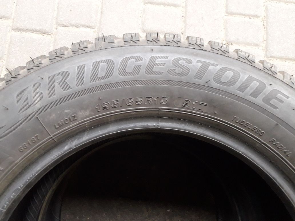 BRIDGESTONE 195/65R15 91T, pojedyńcza opona zimowa.