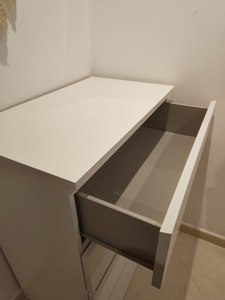 Cómoda IKEA malm branca 4 gavetas.