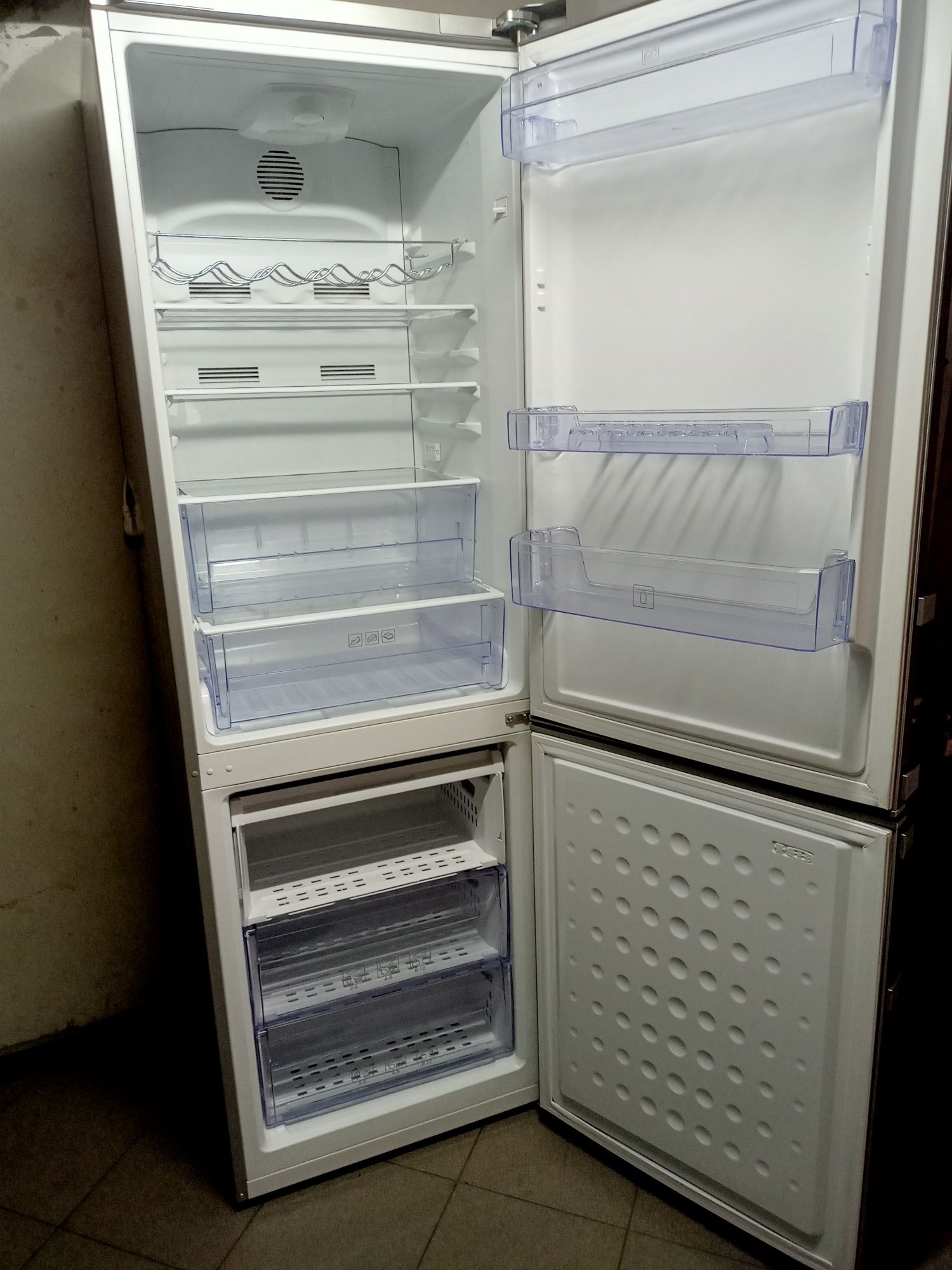 Lodówka Beko srebna