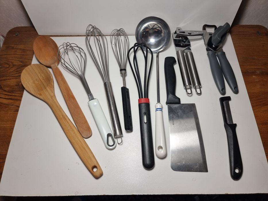 Половник, венчик, ложка, открывалка, чистилка.