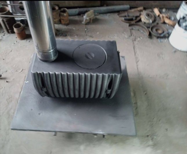 Печь буржуйка чугунная на дровах для дачи для комнаты