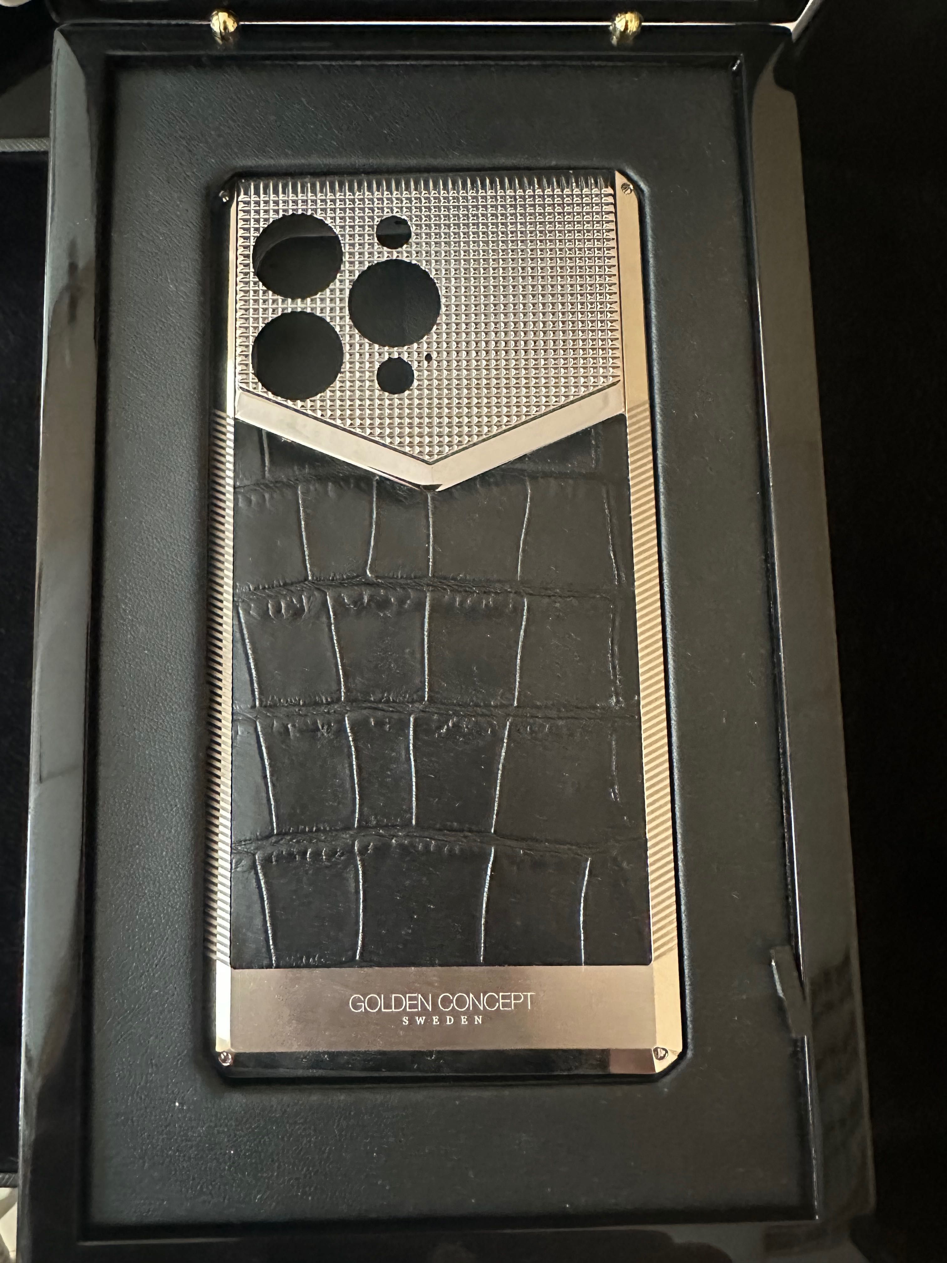 Чохол Golden Concept Sweden на IPhone 13 Pro. Оригінал!