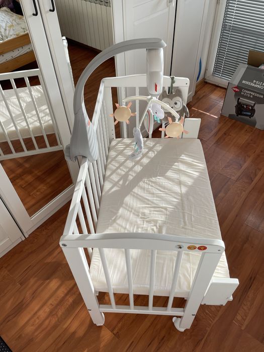 Drewniana dostawka dla dziecka z materacem + karuzela Fisher Price