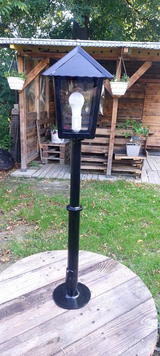 Lampy stojące metaloplastyka.