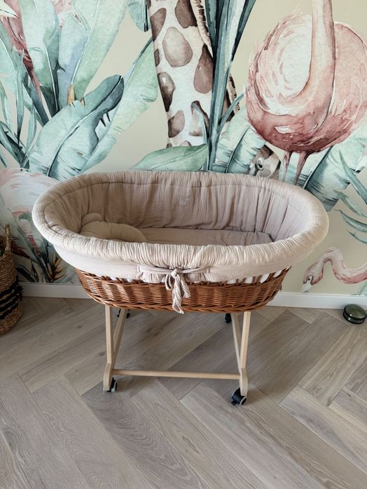 Wiklinowy kosz dla niemowlaka